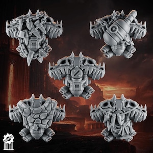Puede incluir: Cinco componentes de torso en miniatura de resina gris para figuras de juegos de mesa. Cada pieza presenta un diseño distinto, incluyendo armadura envuelta en cadenas, un gran tanque cilíndrico, una placa de pecho con textura de piedra y motivos de calaveras.