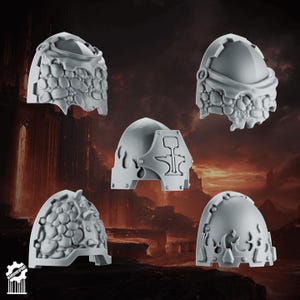 Peut inclure: Un ensemble de cinq épaulettes miniatures en résine grise pour figurines de jeux de plateau. Les pièces présentent des textures variées, notamment des motifs en relief rappelant la pierre, des flammes et un emblème d'enclume et de marteau.