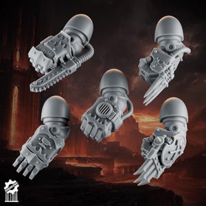 Könnte beinhalten: Fünf graue Kunststoff-Miniaturarmteile für Tabletop-Spielfiguren. Jeder Arm verfügt über eine abgerundete Schulterklappe und einen markanten mechanischen Handschuh, darunter einer mit Kettenschwert, einer mit Krallen und einer mit Lüftung.