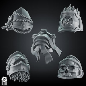 Op de afbeelding: Een set van vijf grijze hars miniatuur schouderstukken voor tabletop gaming figuren. De ontwerpen bevatten een met touw omwikkeld stuk, een plaat met schedel en stekels, een stuk met golvende linten, een met kettingen behangen beschermer en een schedelvormig pantser.