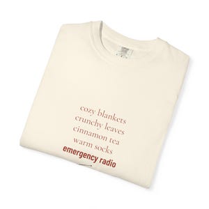 T-shirt graphique aux couleurs automnales rétro et confortables, parfait pour se préparer à l'automne.