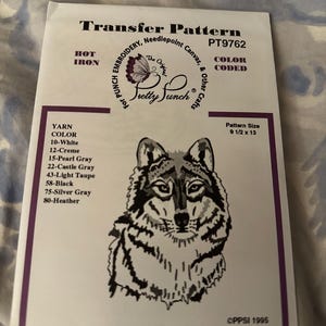 Peut inclure: Une feuille blanche de Transfert de Motif pour la broderie au point de croix et autres travaux manuels. Elle présente une illustration détaillée d'un loup en noir et blanc. La taille du motif est de 24.1 x 33 cm.