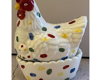 水玉模様のニワトリが巣にいるデザイン - 大型セラミック製卵ホルダー（陶器）