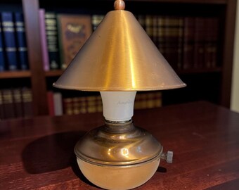 Lámpara de escritorio pequeña de cobre vintage con pantalla cónica de estilo industrial.