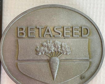 Fivela de cinto vintage Betaseed prateada oval com logotipo de fazenda de beterraba sacarina e agricultura.