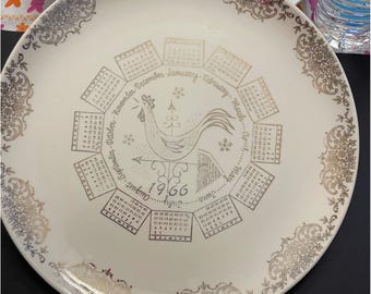 Calendario antiguo de 1966 con veleta de gallo y filigrana, pieza de colección de mediados de siglo.