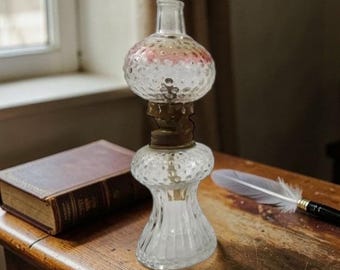 Lámpara de aceite miniatura vintage de cristal con relieve, chimenea rosa y herrajes de latón.