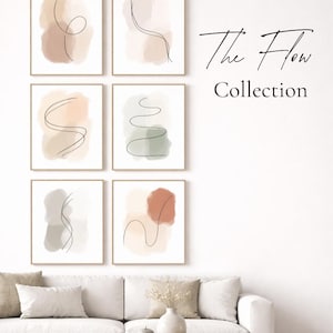 Op de afbeelding: Zes ingelijste abstracte kunstprints met aquarel-achtige achtergronden in neutrale tinten beige, perzik en grijs, elk met een enkele zwarte lijntekening. De tekst "The Flow Collection" wordt in elegant schrift weergegeven.
