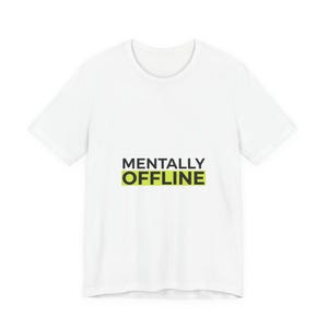Puede incluir: Camiseta blanca con el texto "MENTALLY OFFLINE" en letras negras sobre un rectángulo verde claro. La camiseta tiene cuello redondo y mangas cortas. La camiseta está hecha de un material suave y cómodo.