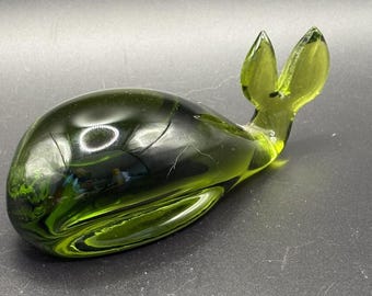 Fermacarte vintage in vetro artistico verde avocado con statuetta di balena, stile vichingo/arcobaleno, in stile MCM (Medioevo Modern Century).