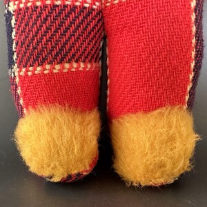 Peluche vintage de Mickey Mouse de Gund con traje de cuadros rojos y pies amarillos y peludos, Disney Prod. imagen 4