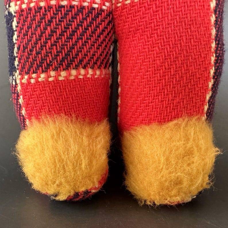 Peluche vintage de Mickey Mouse de Gund con traje de cuadros rojos y pies amarillos y peludos, Disney Prod. imagen 4