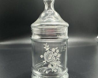 Vintage glazen apothekerspot 25e verjaardag bloemen zilveren bruiloft decor