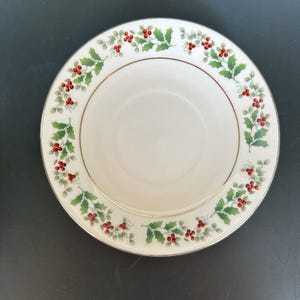 Peut inclure: Ensemble de trois mugs en céramique avec une finition mate et mouchetée. Les tasses sont de couleur crème, gris clair et gris foncé. Chaque mug a un design simple et moderne avec une anse arrondie.