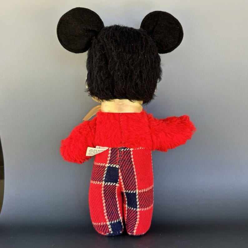 Peluche vintage de Mickey Mouse de Gund con traje de cuadros rojos y pies amarillos y peludos, Disney Prod. imagen 3