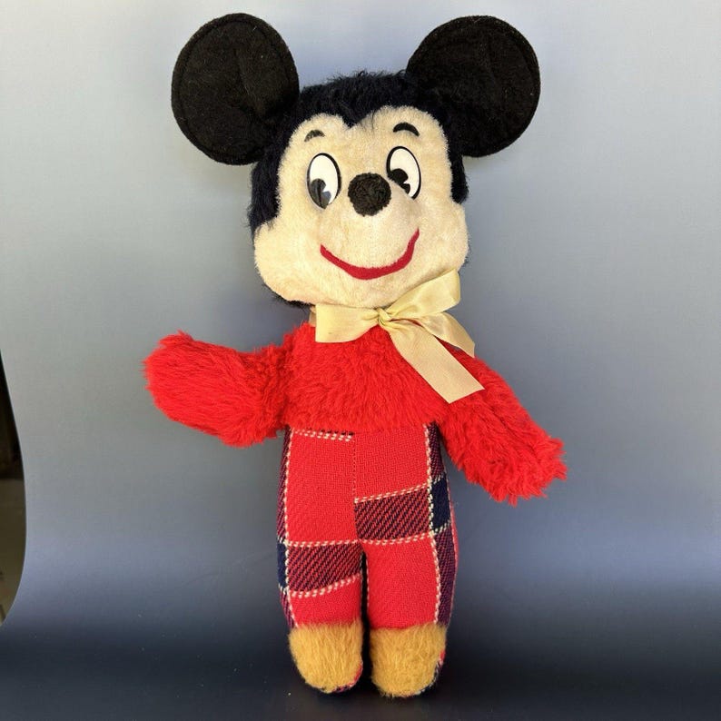 Peluche vintage de Mickey Mouse de Gund con traje de cuadros rojos y pies amarillos y peludos, Disney Prod. imagen 1