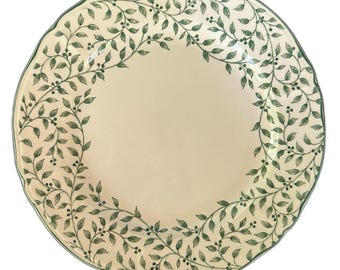 Plato llano Nikko Sylvan Green vintage con diseño de hojas y bayas, borde festoneado (descatalogado)