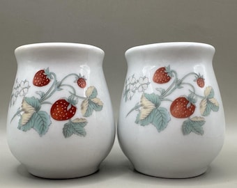 Juego de salero y pimentero de porcelana vintage con diseño de fresas y bayas estilo granja.