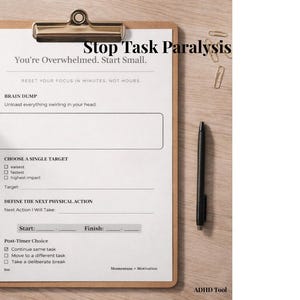 Op de afbeelding: Een klembord met een bedrukt werkblad getiteld "Stop Task Paralysis". Het werkblad bevat secties voor een brain dump, het kiezen van een doel en het definiëren van de volgende actie. Een zwarte pen ligt naast het klembord.