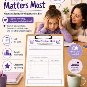 Può includere: Un foglio di lavoro per la prioritizzazione delle attività What Matters Most su una cartellina. La carta bianca presenta testo e grafiche viola, inclusa una lista numerata per classificare le attività per importanza, una sezione priorità e guida.