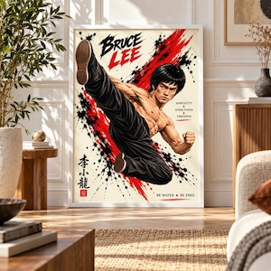 Pode incluir: Um cartaz vertical com uma ilustração de Bruce Lee a executar um pontapé alto. O fundo tem salpicos de tinta vermelha e preta. O texto inclui BRUCE LEE, SIMPLICITY DIRECTNESS FREEDOM, BE WATER BE FREE e caracteres chineses.