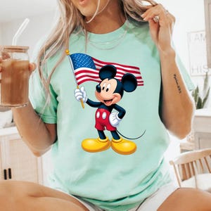 Camiseta Disney Mickey Mouse Bandera patriótica de EE. UU. Cuatro de julio Disneyland Camiseta Personaje de dibujos animados Estilo vintage Regalo Unisex Camiseta Comfort Colors imagen 1