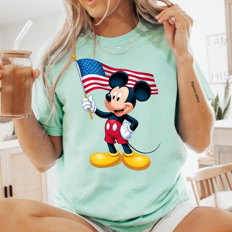 Camiseta Disney Mickey Mouse Bandera patriótica de EE. UU. Cuatro de julio Disneyland Camiseta Personaje de dibujos animados Estilo vintage Regalo Unisex Camiseta Comfort Colors imagen 1