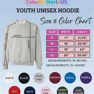 Pu&ograve; includere: Una tabella delle taglie e dei colori per felpe con cappuccio unisex per giovani, con un grafico di una felpa grigia con frecce che indicano lunghezza manica, larghezza e lunghezza. Una tabella elenca le taglie da S a XL in pollici e i colori.
