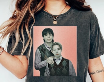 Camiseta de Kpop de Jungkook V y Kim Taehyung, Sudadera de Step Bros, Regalo divertido de Kpop unisex, Regalo para fans del Kpop de los 90, Concierto Arirang de BTS, Gira Mundial de BTS 2026