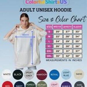 Pu&ograve; includere: Una tabella delle taglie e dei colori per felpe con cappuccio unisex per adulti, con una persona che indossa una felpa color crema e frecce di misurazione blu. Una tabella elenca le taglie dalla S alla 3XL con misure in pollici. Cerchi colorati.