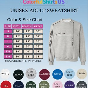 Pu&ograve; includere: Una felpa girocollo grigio chiaro visualizzata con una tabella delle taglie che indica larghezza, lunghezza e maniche in pollici. La tabella elenca le taglie dalla S alla 3XL. Sotto, una tavolozza di quindici campioni circolari include bianco, nero, grigio sport, bordeaux, blu reale, azzurro, sabbia, rosso, blu navy, verde bosco, verde militare, rosa chiaro, viola e grigio scuro melange.