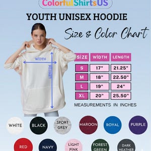 Pu&ograve; includere: Una tabella delle taglie e dei colori per felpe con cappuccio unisex per giovani, con una felpa bianca, frecce di larghezza e lunghezza. Una tabella elenca le taglie S, M, L e XL con misure in pollici e campioni di colore circolari etichettati.