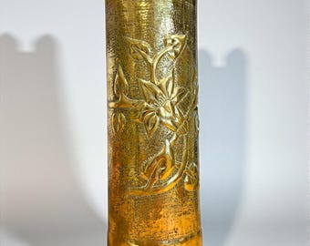 Grote vintage vaas in de stijl van loopgravenkunst, circa 1944, gemaakt van een granaathuls, 105 mm, met gehamerde bloemversiering.