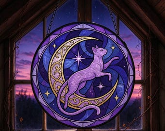 Puede incluir: Un atrapasol circular de vidrieras que muestra un gato morado saltando sobre una luna creciente dorada. El fondo consta de segmentos de vidrio azul profundo y violeta con estrellas. La pieza está suspendida por una cadena de metal.