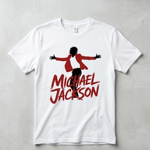 Könnte beinhalten: Weißes T-Shirt mit einer rot-schwarzen Grafik von Michael Jackson in einer Pose. Der Text "MICHAEL JACKSON" ist in roter, stilisierter Schrift unter dem Bild des Sängers geschrieben.