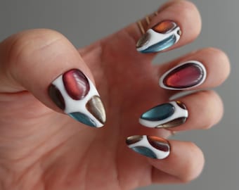 Uñas postizas abstractas cromadas almendradas, uñas metálicas plateadas, uñas minimalistas, uñas de moda con estilo.