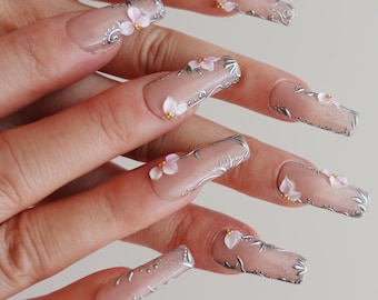 Uñas postizas con diseño de flor de cerezo, uñas florales rosas, uñas cromadas plateadas, uñas estilo ataúd de primavera