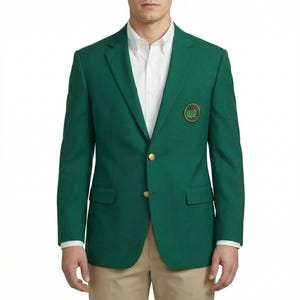 Könnte beinhalten: Ein dunkelgrüner Blazer mit goldenen Knöpfen und einem Aufnäher auf der Brust. Der Blazer wird mit einem weißen Hemd und einer beigen Hose getragen. Die Jacke hat zwei Vordertaschen und ein fallendes Revers. Klassischer Stil.