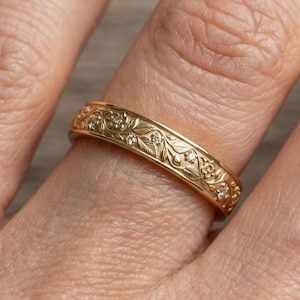 Alianza de boda con diseño de hojas antiguas, anillo de compromiso de moissanita redonda, alianza apilable de eternidad, alianza grabada con diseño de flores en oro amarillo de 14 quilates.