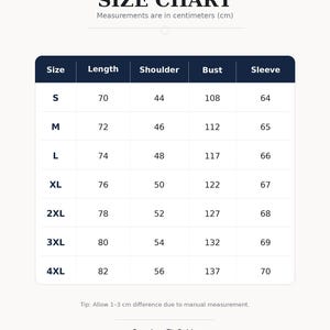 以下が含まれることがあります： SIZE CHARTという見出しとMeasurements are in centimeters (cm)というテキストが記載されたサイズ表。Sから4XLまでのサイズに対し、長さ、肩幅、バスト、袖丈の数値がセンチメートル単位で記載されています。