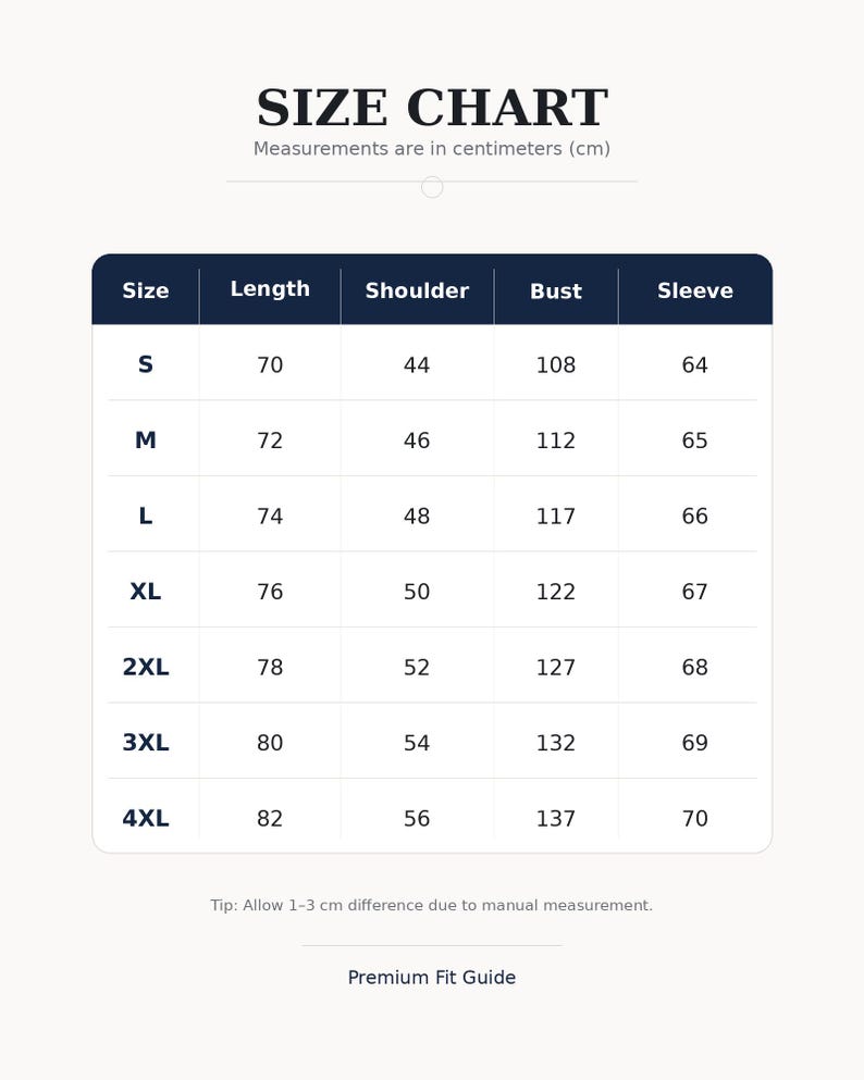 以下が含まれることがあります： SIZE CHARTという見出しとMeasurements are in centimeters (cm)というテキストが記載されたサイズ表。Sから4XLまでのサイズに対し、長さ、肩幅、バスト、袖丈の数値がセンチメートル単位で記載されています。