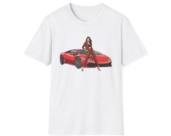 Donna in posa con maglietta rossa con auto sportiva / maglietta grafica per appassionati di auto