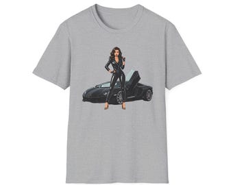 Donna in abito di pelle con maglietta di auto sportiva / grafica di auto di lusso