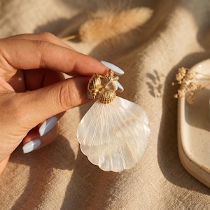 Pendientes colgantes de concha marina • Charm de estrella de mar dorada, concha de vieira natural, joyería para novias costeras