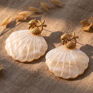 Pendientes llamativos de concha de vieira natural • Joyería colgante boho con estrella de mar dorada