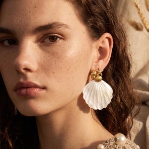 Pendientes colgantes de concha natural con estrella de mar • Acero inoxidable chapado en oro PVD