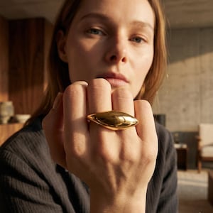 Anillo doble escultural, chapado en oro de 18 quilates, anillo llamativo de estilo vanguardista.