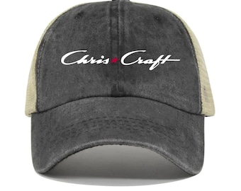 Cappellino da camionista Chris Craft con logo ricamato e stampa di barca, in cotone lavato con rete regolabile.