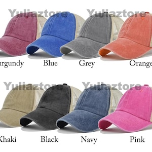 Pu&ograve; includere: Una collezione di otto cappellini trucker in vari colori, tra cui bordeaux, blu, grigio, arancione, kaki, nero, blu navy e rosa. Ogni cappellino presenta un pannello frontale pieno e un retro in rete. I nomi dei colori sono visualizzati.