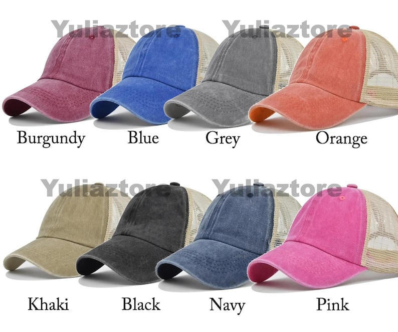 Pu&ograve; includere: Una collezione di otto cappellini trucker in vari colori, tra cui bordeaux, blu, grigio, arancione, kaki, nero, blu navy e rosa. Ogni cappellino presenta un pannello frontale pieno e un retro in rete. I nomi dei colori sono visualizzati.